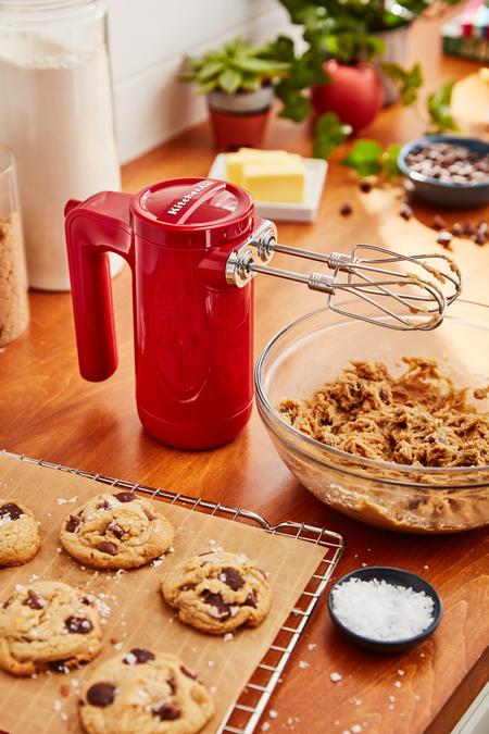 5KHMB732EER Kitchen Aid vezeték nélküli kézi mixer piros színben