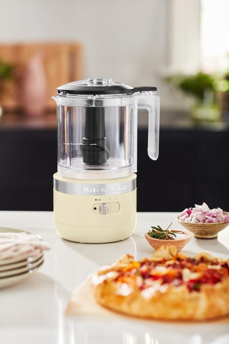 5KFCB519EAC Kitchen Aid vezeték nélküli aprítógép mandulakrém színben
